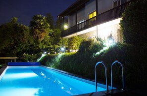 Outdoor pool - Palm trees, Pool and Panorama: Casa Belsito, Orselina, on Lake Maggiore  (Orselina)