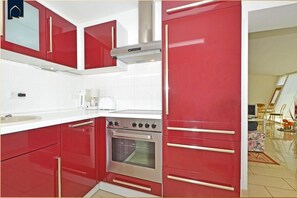 ثلاجة، فرن، موقد طهي مسطح، غسالة أطباق