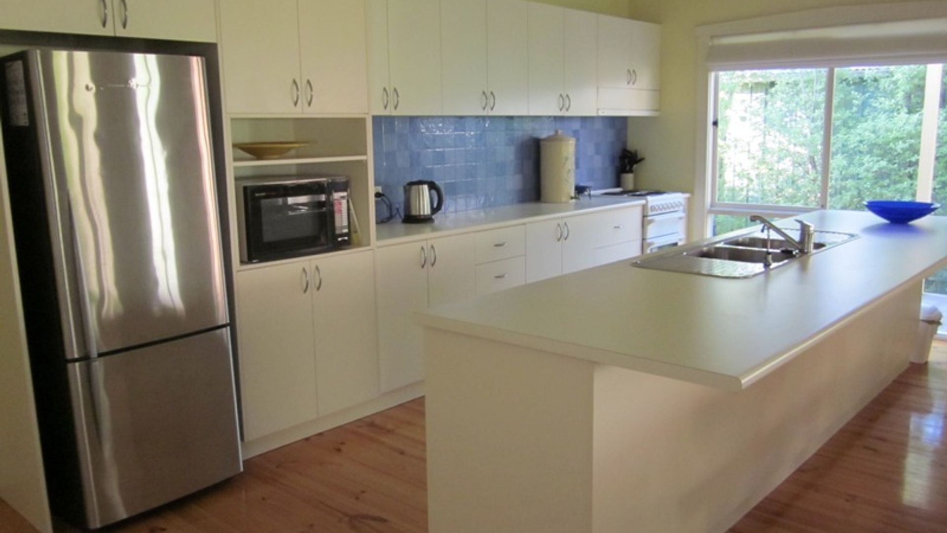 Microwave, cookware/dishes/utensils