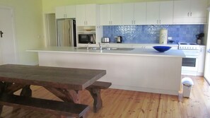 Een magnetron, kookgerei, borden en bestek