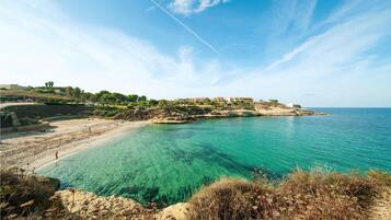Una spiaggia nelle vicinanze