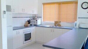 冰箱、微波炉、烤箱、炉灶