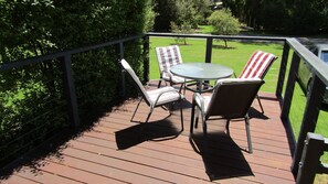 Outdoor dining - Honeysuckle Beach Cottage - Silverleaves (SILVERLEAVES)