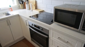 Cookware/dishes/utensils - Honeysuckle Beach Cottage - Silverleaves (SILVERLEAVES)