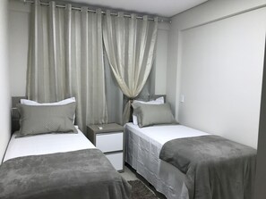 2 عدّة غرف نوم ومكواة/لوح كي وواي فاي وملاءات أسرّة