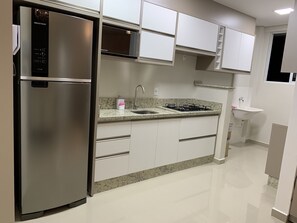 Geladeira, micro-ondas, cooktop, cafeteira/chaleira