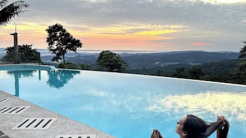 AuĂenpool, geöffnet von 09:00 Uhr bis 21:00 Uhr, LiegestĂŒhle