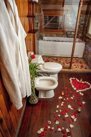 Luxury-Doppelzimmer, Nichtraucher | Badezimmer | Badewanne und Dusche (separat), Haartrockner, Bademäntel, Handtücher