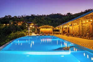 Una piscina al aire libre (de 09:00 a 21:00), tumbonas