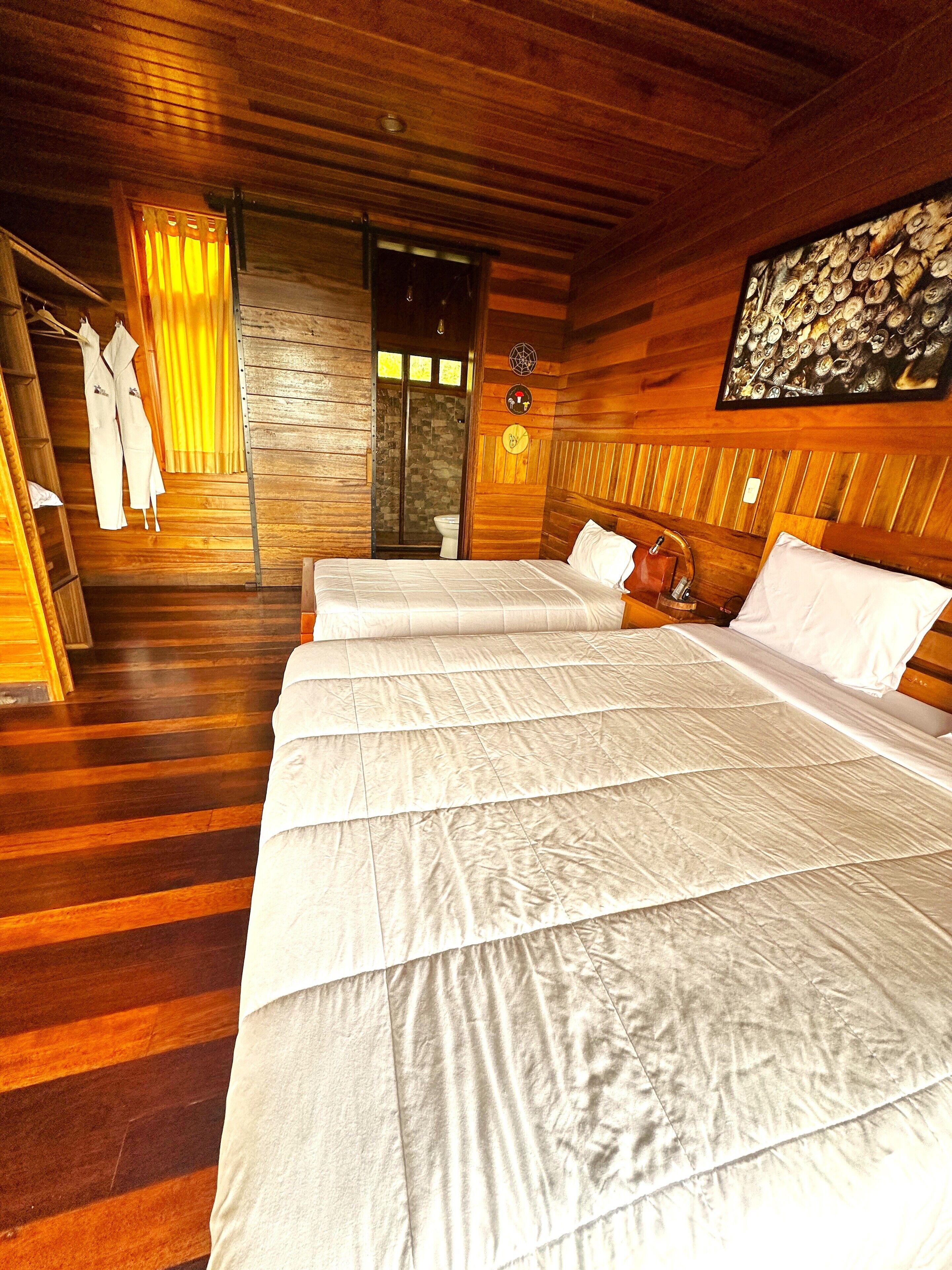 Habitación triple Confort, Terraza, vista a la colina | Decoración personalizada, muebles diferentes, escritorio y wifi gratis 