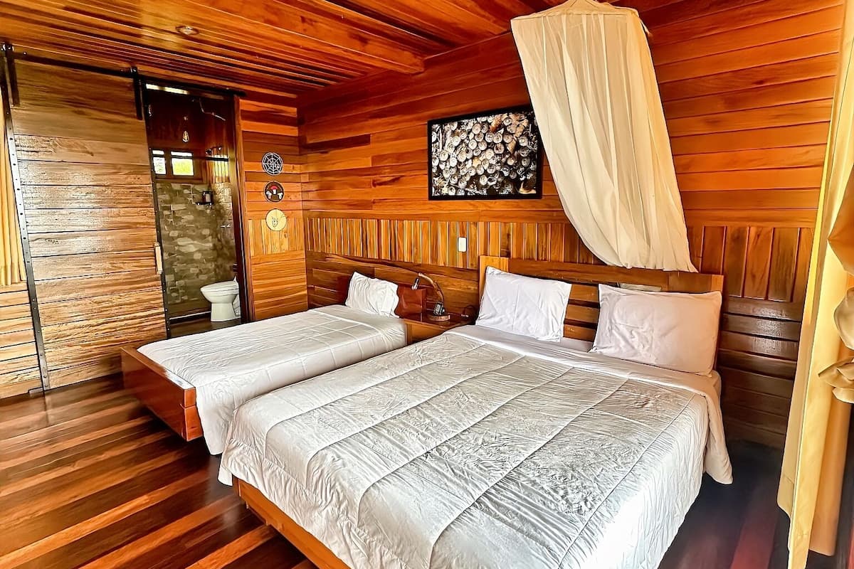Chambre triple Confort, terrasse, vue sur la colline | Décor unique, ameublement unique, bureau, accÚs au Wi-Fi (inclus)
