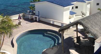Condominio recientemente renovado con vistas espectaculares a la playa