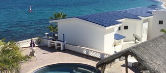 Condominio recientemente renovado con vistas espectaculares a la playa