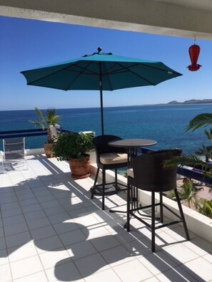Outdoor dining - Newly Renovated Condo w/ Spectacular beach views 183 / night (Mexico)