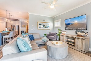 Een flatscreentelevisie, tafelvoetbal en een tafeltennistafel