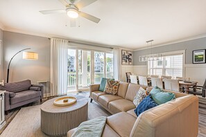 Een flatscreentelevisie, tafelvoetbal en een tafeltennistafel