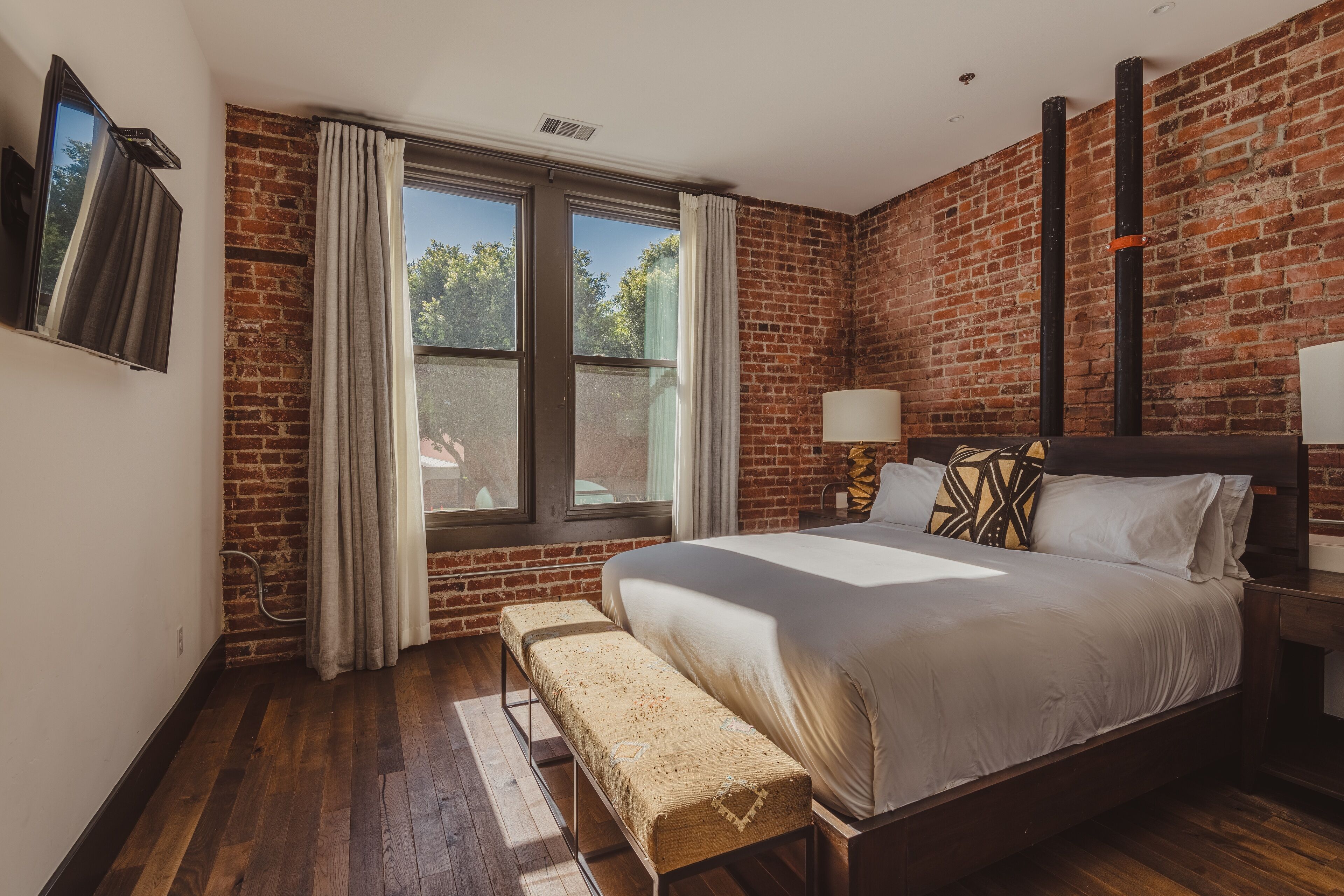 2 bedrooms, iron/ironing board, internet, bed sheets