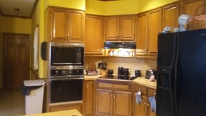 Een koelkast, een microgolfoven, een oven, een kookplaat