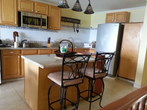 Réfrigérateur, micro-ondes, plaque de cuisson, cafetière/bouilloire