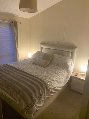 3 bedrooms, iron/ironing board, travel cot, WiFi - Beautiful Lakeside lodge with Hot Tub (LINCON)