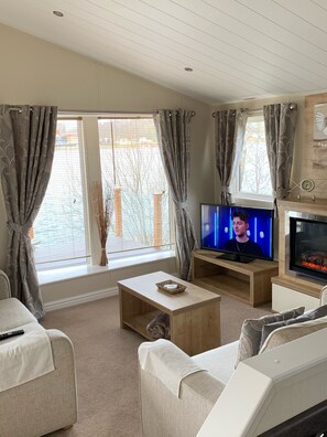 TV, fireplace - Beautiful Lakeside lodge with Hot Tub (LINCON)