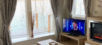 Beautiful Lakeside lodge with Hot Tub