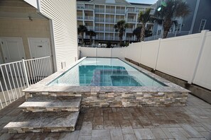 Utendørsbasseng og et oppvarmet basseng