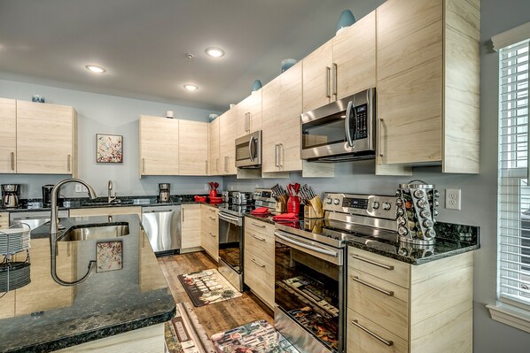 冰箱、微波炉、烤箱、炉灶