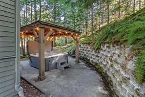 Outdoor spa tub - Cedar Grove Lodge | BBQ | Wifi, Hot tub, AC (Packwood)