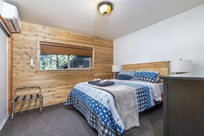 3 bedrooms, travel crib, WiFi