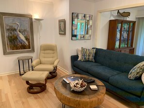 Een televisie en boeken