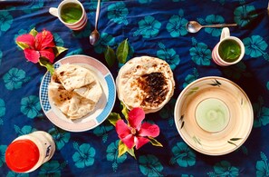 Desayuno con opciones de la cocina local incluido todos los días 