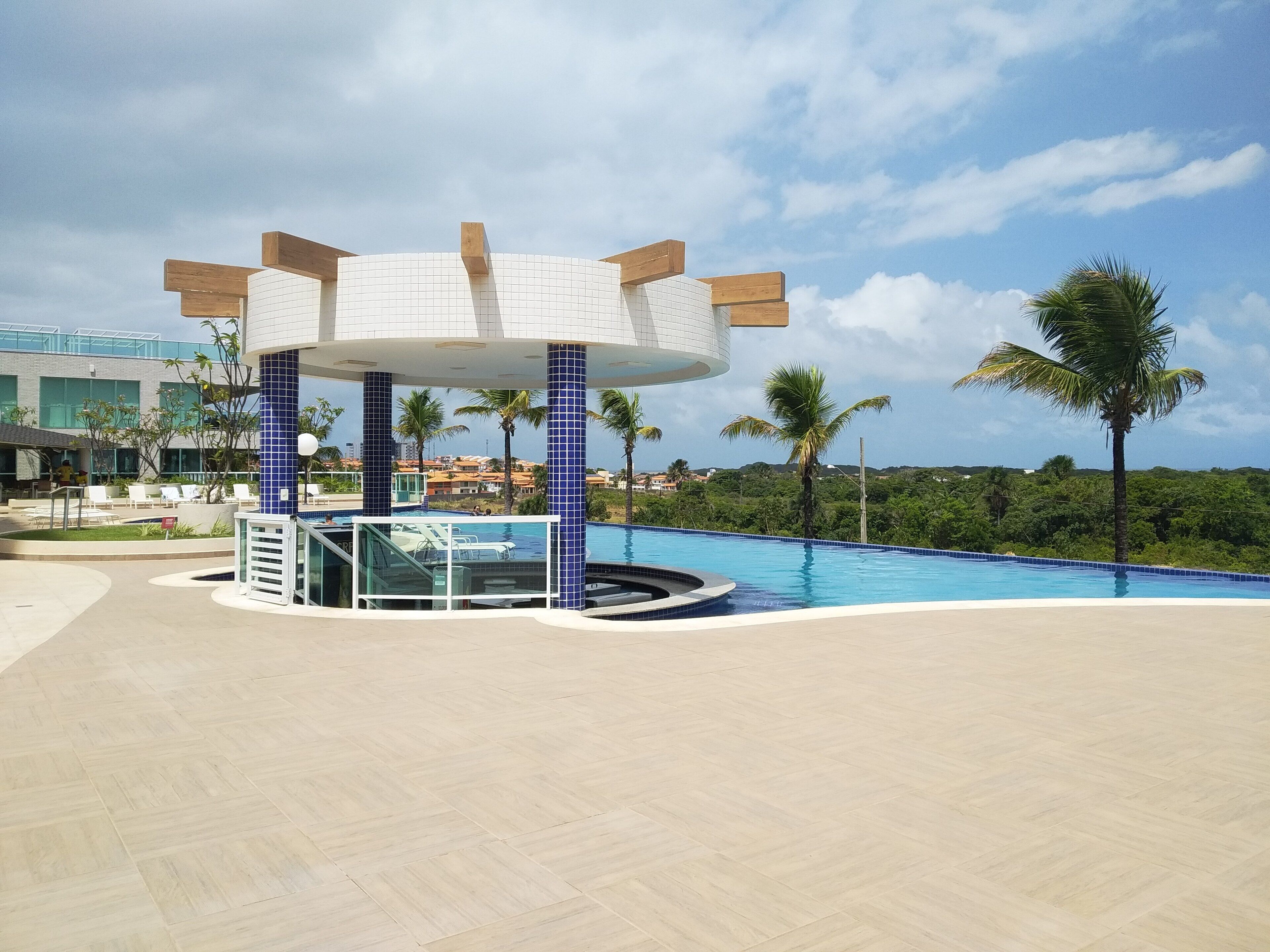 Piscine couverte, piscine extérieure