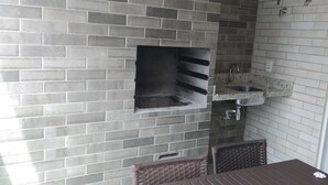 Un muro de ladrillo con horno y lavamanos integrados.