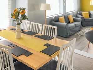 Dining - 4 bedroom accommodation in Criccieth, near Porthmadog (Criccieth, near Porthmadog)