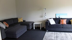TV, fireplace - Family Holiday House with Open Plan Living (COWES)