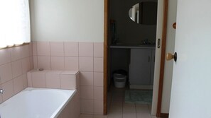 Shower - Family Holiday House with Open Plan Living (COWES)