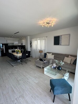 TV, table football - Luxury villa Glory Palm in Makarska, private pool (Makarska)