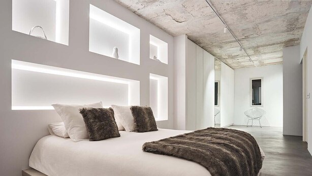 A modern bedroom with a large bed, recessed lighting, and a minimalist design. - Luxury apartment on the top floor with sea view (Puerto Alcudia)