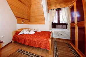 2 bedrooms, in-room safe, desk, iron/ironing board