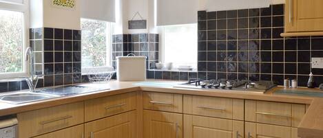 Een vaatwasser, een kinderstoel