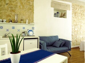 TV - Mediterranean-style house, exposed stones, handmade furnishings  (Ragusa)