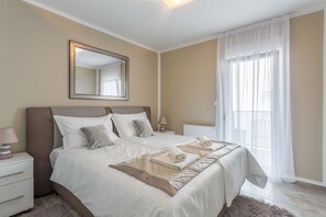 2 bedrooms, in-room safe, iron/ironing board, free WiFi