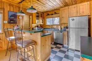 Fridge, microwave, oven, stovetop - Cozy pine interior home in the heart of Government Camp (Government Camp)