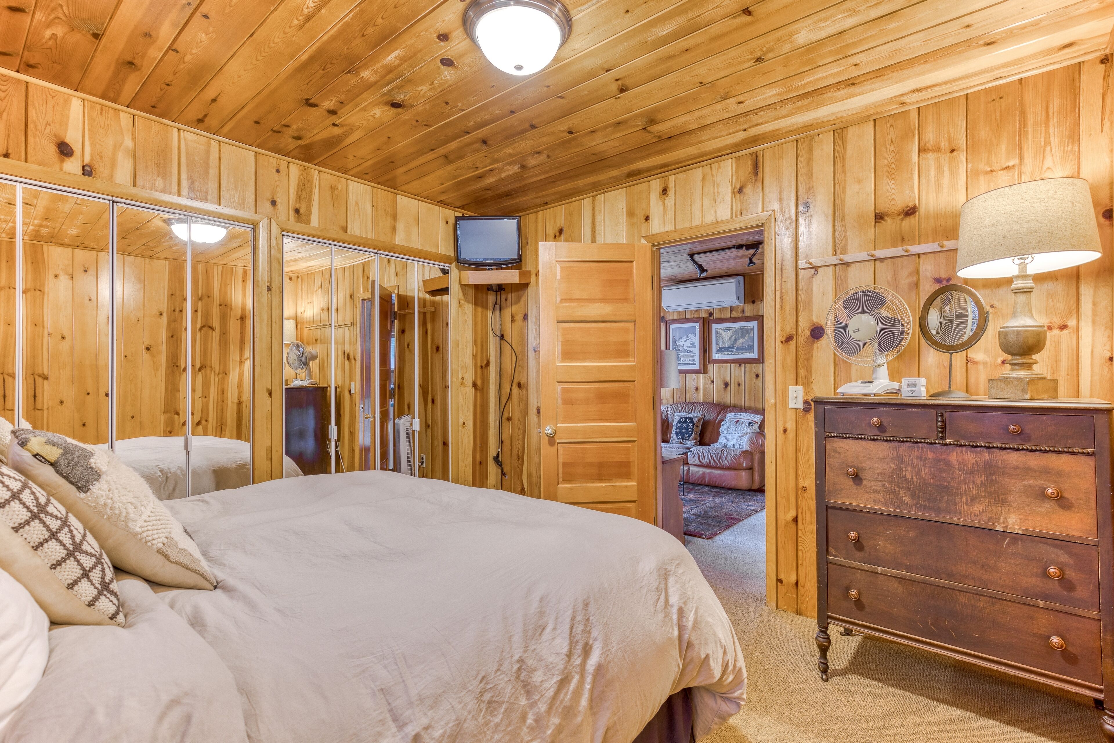 2 habitaciones, tabla de planchar con plancha, internet y ropa de cama 