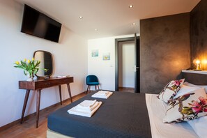 2 bedrooms, iron/ironing board, free WiFi, bed sheets - 90 sqm flat in villa with individual pool and garden (Siracusa)