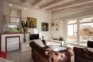 TV, books - 90 sqm flat in villa with individual pool and garden (Siracusa)