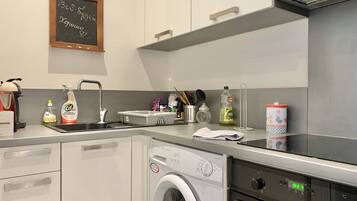 Fridge, microwave, oven, coffee/tea maker