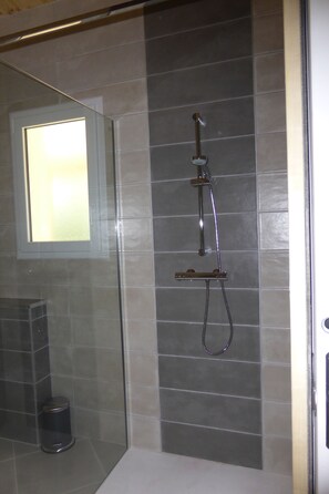 Shower - Lodging 4 Gîte RE CLIMATISE IN THE CALM OF THE GREAT VERSENNES  (Saintes)