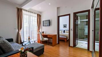 Suite Klasik, teras | Area keluarga | TV LED